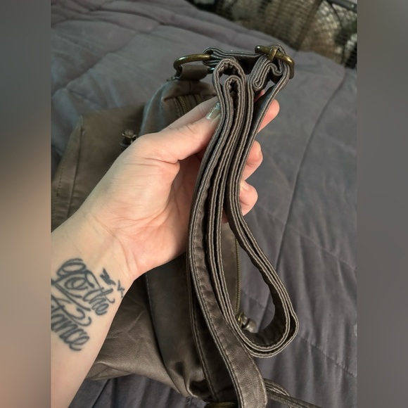 Stone Mountain Accessories Women's Soft Gray Crossbody Bag - Picture 11 of 11